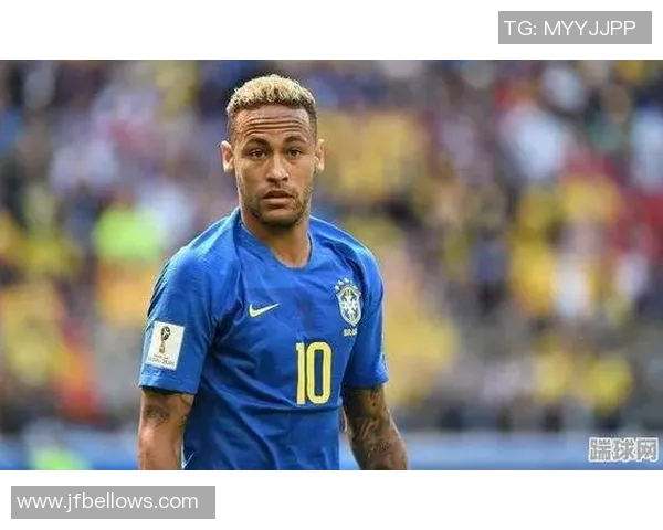 足球明星化身老头挑战年轻球员引发热议与欢笑