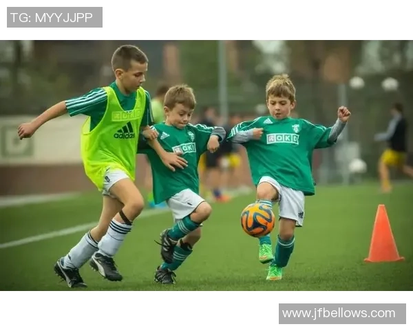 足球明星萨瓦尼的传奇之路与他对足球的热爱与奉献